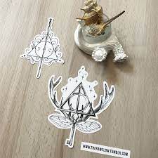 Diseno Del Tatuaje Dotwork Reliquias De La Muerte Descargar La Coleccion Completa De Diseno Harry Potter Tattoos Tattoo Ideas Harry Potter Tattoo Harry Potter