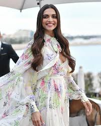Hq Deepika Padukone On Her Way To Martinez Beach For The Worth It Show By L Oreal Paris 10th May Deepika Padukone Style Indian Celebrities Deepika Padukone