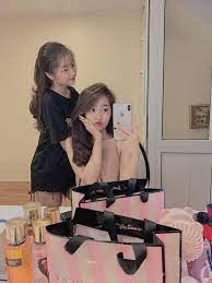Được biết cô nàng này còn có biệt danh là cún, sinh năm 1997 và hiện đang sở hữu trang cá nhân với gần 330k lượt theo dõi. Cáº·p Chá»‹ Em Viá»‡t Ä'Æ°á»£c Bao Trung Khen Ngá»£i Vá» Nhan Sáº¯c