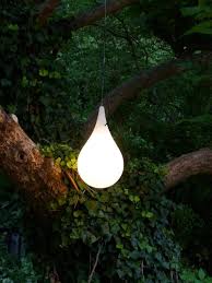 Tropfen Sorgen Fur Das Richtige Licht Im Hausbaum Beleuchtung Garten Solarleuchten Haus Baume