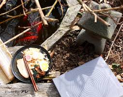 Il ramen si serve spesso accompagnato con fette di naruto, un caratteristico cibo giapponese dal gusto delicato che si ottiene frullando insieme surimi e pesce azzurro per realizzare dei panetti solidi mantenendo separati i diversi colori e creando in questo modo, una volta affettati, dei motivi a spirale inconfondibili. Ramen ãƒ©ãƒ¼ãƒ¡ãƒ³ Un Viaggio Tra Mistero E Poesia Piattoranocchio