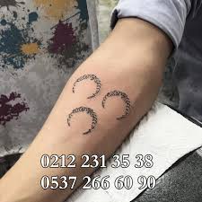 Dövme seçimine dair tüm detayları merak ediyorsanız sizi hemen dövme stilleri listemize alalım! Uc Hilal Dovmesi Tattoo Murat Minimal Dovme Modelleri Istanbul Dovmecimiz Istanbul Dovme Salonu Profesyonel Dovme Yapan Yerler Sisli Dovmeci