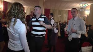 Răzvan taichis, cunoscut sub numele de scenă răzvan de la oradea, este un interpret de muzică de petrecere renumit, scrie aradon.ro. Razvan De La Oradea Vasilica Pustiu Duetul Anului 2012 1 Youtube