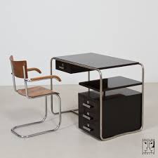 Das design dieses schreibtisches zählt ganz klar ebenfalls zu den klassikern der stahlrohrmöbel à la bauhaus. Schreibtisch Im Bauhausstil Zeitlos Berlin