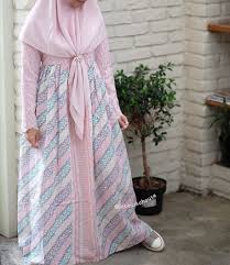 Menggabungkan konsep lokal dan modernity, gamis nida cape yang didesain ke berbagai warna, terutama hitam ini cocok sekali dipakai oleh anak remaja. 65 Model Gamis Batik Modern Kombinasi Terbaru 2020