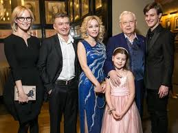 Не давала покоя фанатам и грудь актрисы. Kak Zhivet Semya Olega Tabakova Posle Ego Smerti Ekspress Gazeta