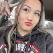 Melissa Artz (@mellyartz)