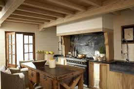Se vuoi arredare casa tua in stile country chic, ti propongo questa rapida guida per trasformare l'arredamento donandogli una forte personalità senza risultare troppo carico e, magari, riscoprendo quale mobile antico dimenticato in soffitta. Arredamento Stile Country Una Casa Dal Sapore Rustico E Accogliente