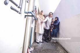 Kerajaan memperkenalkan program rumah transit untuk pasangan muda baru berkahwin berpendapatan kurang rm3,000 sebulan sementara mereka mampu memiliki rumah. Zuraida Tinjau Rumah Transit 1malaysia Bukit Jalil