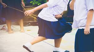Permainan lompat tali lagu 1 moni moni, let tojeng aiwa mazni opiya yama a, b, c lagu 2 rumah terbakar panggil bomba, bomba d. Nostalgia Masa Kecil Ini 4 Manfaat Lompat Tali