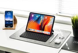 Cellular models with 5g deliver even faster wireless connectivity when on the go, and. Bloomberg Das Neue Apple Ipad Pro Kommt Im April Mit Thunderbolt Und Der Performance Des M1 Macbook Air Notebookcheck Com News