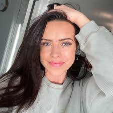 Cara Graham's Instagram, Twitter & Facebook