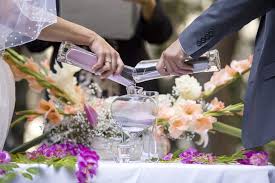 Überall auf der welt finden sich skurrile möglichkeiten, um geld zu verdienen. Rituale Machen Deine Hochzeit Aussergewohnlich Hochzeitsmagazin Und Blog