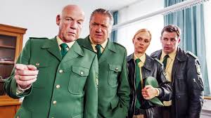 Er spielt den polizeimeister martin riedl in hubert und staller, oder wie er es ausdrückt: Hubert Und Staller Zwei Munchner Im Himmel Br Programm Service Br De