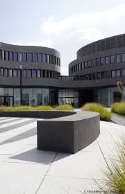 Radiale Sitzbankelemente Auf Dem Innenhof Des Neugebauten Leica Sitzes In Wetzlar Gelungene Spiegelung Der Organischen F Landschaftsarchitektur Neubau Gebaude