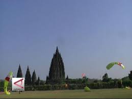 Sudah dibilang jangan mabuk klo lagi party. Aksi Terjun Payung Militer Di Prambanan