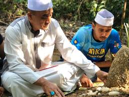 Ikmalif music 28 may 2016. Cinta Hingga Nafas Akhir Anak Sedar Sesuatu Selepas Lihat Bapa Teresak Tak Lepas Peluk Keranda Ibu Mereka Lupa Suami Yang Bersamanya Lebih 35 Tahun Viral Mstar