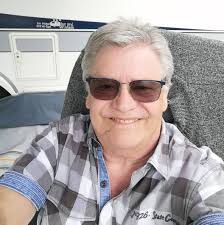 Balou fühlt sich wohl mit seinen drei Brüder auf dem Campingplatz in  Papenburg