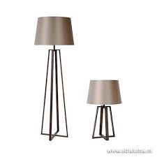 luxe staande lamp bruin met kap van stof www straluma nl lampen staande lampen woonkamerlampen