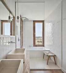 Une Petite Maison A La Decoration Naturelle Pour Les Vacances A Majorque Planete Deco A Homes World En 2020 Maison Cabinet Architecte Salle De Bains Mediterraneennes