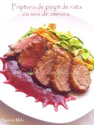 Retete de sosuri pentru friptura simplu de facut in propria bucatarie. Friptura De Piept De Rata Cu Sos De Zmeuraculorile Din Farfurie Food And Drink Food Meat Dishes