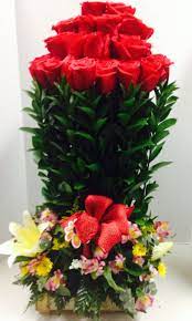 Abrimos mañana a las 09:00. 24 Rosas En Maceta De Madera Fresh Flowers Arrangements Rose Flower Wallpaper Beautiful Flower Arrangements