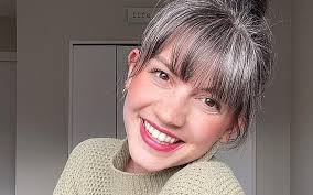 Phụ nữ bỗng dưng thấy tóc bạc, cần cảnh giác thiếu 3 loại dinh dưỡng trong