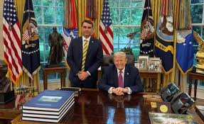 Boia lançada por Trump pode virar âncora e afundar Flávio Bolsonaro