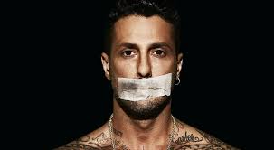 Le critiche al libro di Fabrizio Corona