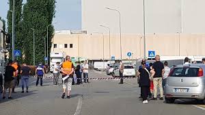 Questa mattina, il coordinatore interregionale dei sicobas, adil belakhdim, è morto investito da un camion davanti ai cancelli della lidl di biandrate. M0s6jnnritbwim