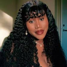 Isabel Ewing's Instagram, Twitter & Facebook