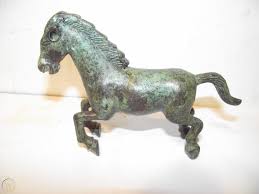 Find fine quality of bronze horse statues with different styles, including life size standing,racing,rearing horse statues,famous bronze botero horse sculpture replica,arabian horse sculpture,horse and rider,jockey statues,bronze majesty chariot sculptures,etc. Antique Small Bronze Horse Sculpture Figurine 1720923052