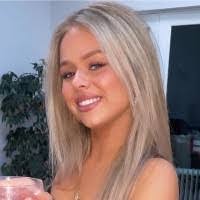 Elsa Cox's Instagram, Twitter & Facebook