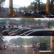 Walaupun dulu (tahun 2002) aku pernah menetap di kedah selama hampir 4 tahun, tapi sekalipun aku tak pernah menjejak kaki ke thailand melalui bukit kayu hitam. Imigresen Malaysia On Twitter Keadaan Semasa Di Icqs Bukit Kayu Hitam Menghala Ke Thailand Sesak Semua Kaunter Pemeriksaan Imigresen Di Buka