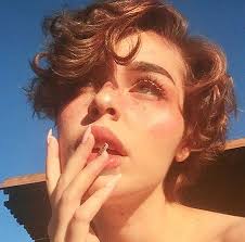 Lily collins brown short hair. Short Curly Hairtyles For Women Kurze Lockige Frisuren Lockige Frisuren Styling Kurzes Haar