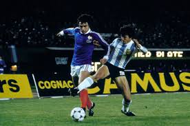 Suite à une erreur d'intendance, les joueurs de michel hidalgo portent les maillots d'un club de pêcheurs. France Argentine 40 Ans Plus Tard
