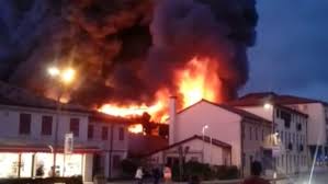 Oggi a cartura, in via pozze, per cause accidentali si è sviluppato un incendio della rimessa estesosi anche all'adiacente rimessa. Imponente Incendio Nel Castellano Denso Fumo Nero Visibile Da Chilometri Di Distanza