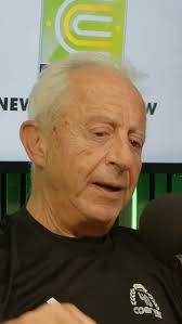 ⚽️ Stop Confusing & Distracting Your Players!  Coaches, we get it. You’re  trying to help your players make the best decision when they’ve got the  ball, but 99% of the time you’re not helping them