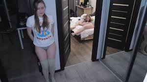 의붓아빠가 엄마를 따먹을 때 강렬한 오르가즘을 느끼는 의붓딸