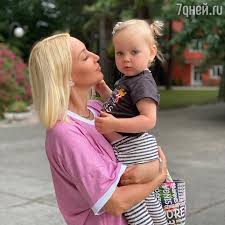 Племянник целует тетку!»: Кудрявцева показала, как внук относится к ее  дочери - 7Дней.ру