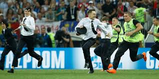 Les plus agressifs des fans sont. Russie 4 Pussy Riot Emprisonnes Apres Leur Intrusion Sur Le Terrain Lors De La Finale De La Coupe Du Monde
