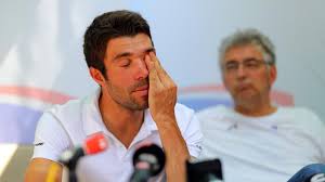 Pour rappel, c'est la quatrième fois, après 2013, 2016 et 2017 que le. Thibaut Pinot Reconforte Par Son Manager Apres Son Abandon Au Tour De France Tu Es Un Grand Video Le Soir