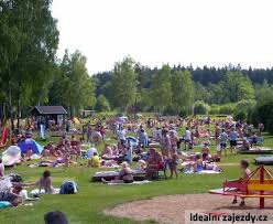 Městečko se rozkládá u východního okraje pohoří český les, a jak název napovídá, pod vrcholkem hory čerchov ( 1042 m.n.m.). Praha Babylon U Domazlic Sumava A Cesky Les Ceska Republika Idealni Zajezdy Cz