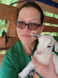 Is it okay to give alfalfa hay to pregnant does?