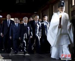 靖国神社是位于日本 东京都 千代田区 九段坂 （ 日语 ： 九段 ） 的神社，由明治天皇建立的一系列招魂社之一。 該神社供奉自明治維新时代以來為日本战死的軍人及軍屬（包括台湾籍日本兵及朝鮮籍日本兵），共246万6千余柱，其中大多數是在太平洋戰爭中陣亡的日本军官兵（213万3915柱）。 è„«ä¸‹ å¤–è¡£ å°‹æ ¹æº¯æºé–åœ‹ç¥žç¤¾æ˜¯æ€Žæ¨£çš„å­˜åœ¨ å£¹è®€