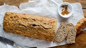 Ein Angeschnittenes Bananenbrot Und Ein Schalchen Zimt Liegen Auf Einem Tisch Bananenbrot Rezepte Bananen Brot