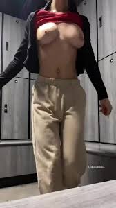 Cutie shows her goodies in the locker room - ThisVid.com Türkçe