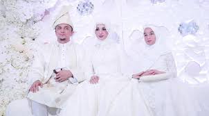 Malam itu bella tampak cantik dengan balutan gaun pengantin jumpsuit dengan detil bordir berwarna peach pastel rancangan ayu dyah andari. Alasan Engku Emran Yakin Nikahi Laudya Cynthia Bella Showbiz Liputan6 Com