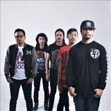 Ketikkan nama penyanyi dan judul lagu, berikan tanda kutip di judul lagu, misal: Kotak Hati Lyrics And Music By Hujan Arranged By Saysekmal