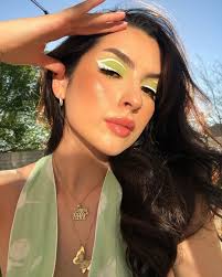 Cassandra (IG:cassandraxmua) is soaking up all the sun and she looks damn  good doing it 🌿💚⁣